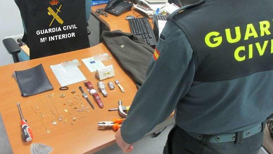 Las joyas y relojes incautados a los presuntos ladrones. // Guardia Civil