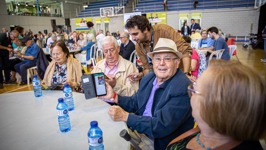 L’Hospitalet acerca las nuevas tecnologías a los mayores con una 'hackatón senior' donde han participado 150 personas
