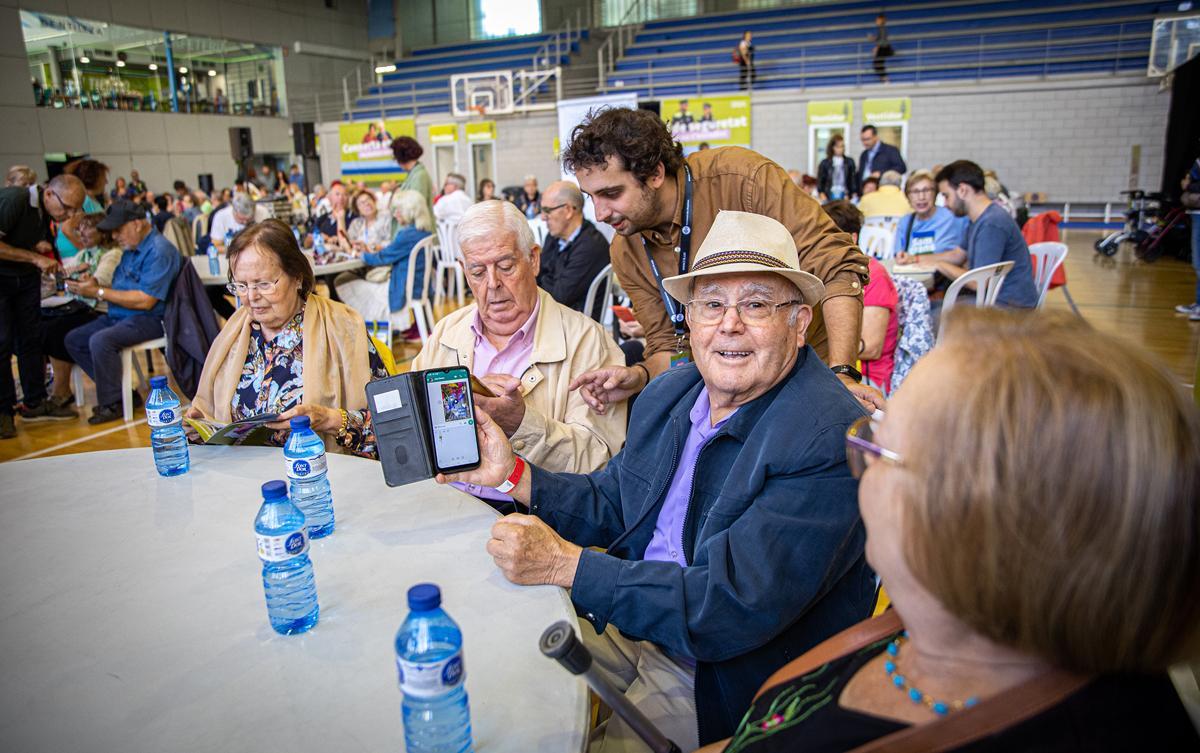 L’Hospitalet acerca las nuevas tecnologías a los mayores con una ’hackatón senior’ donde han participado 150 personas.