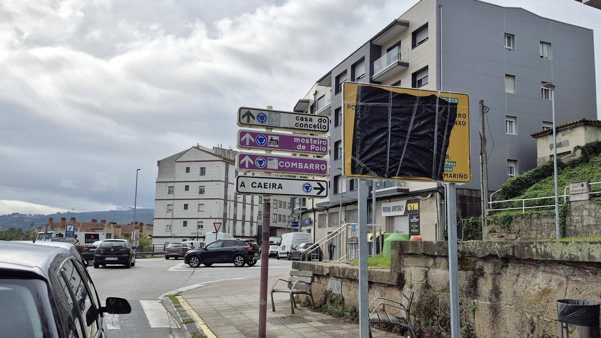 Los carteles, aún tapados, que anuncian los cortes y desvíos en el entorno del puente de A Barca.