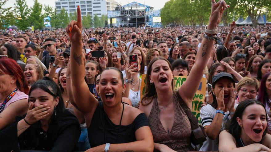 Gente dándolo todo durante el concierto de Depol, dentro del Festival BigSound.