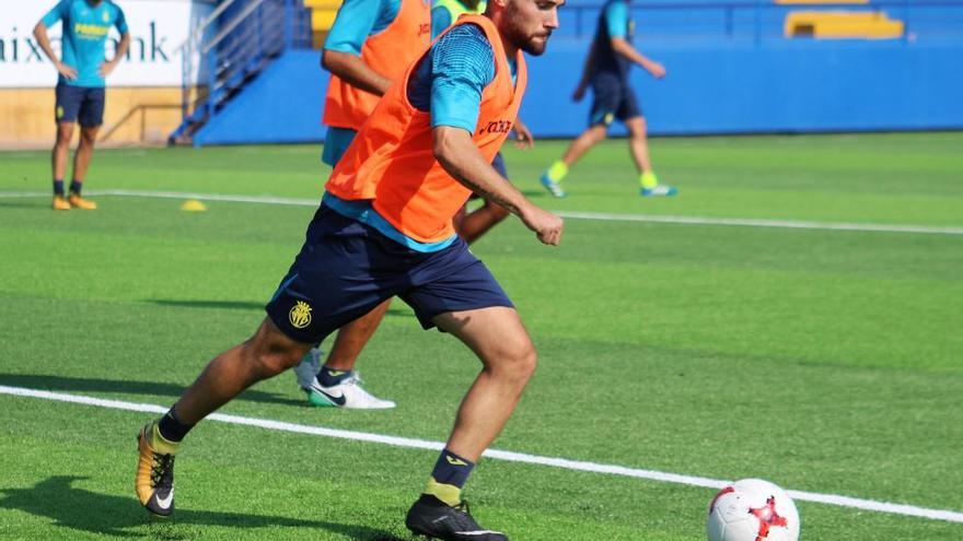 Migue Leal controla el esférico en un entrenamiento del filial amarillo.