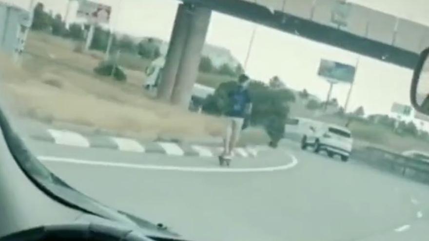 Vídeo: Pillan a un joven circulando con patinete por la rotonda de la autopista en Castelló