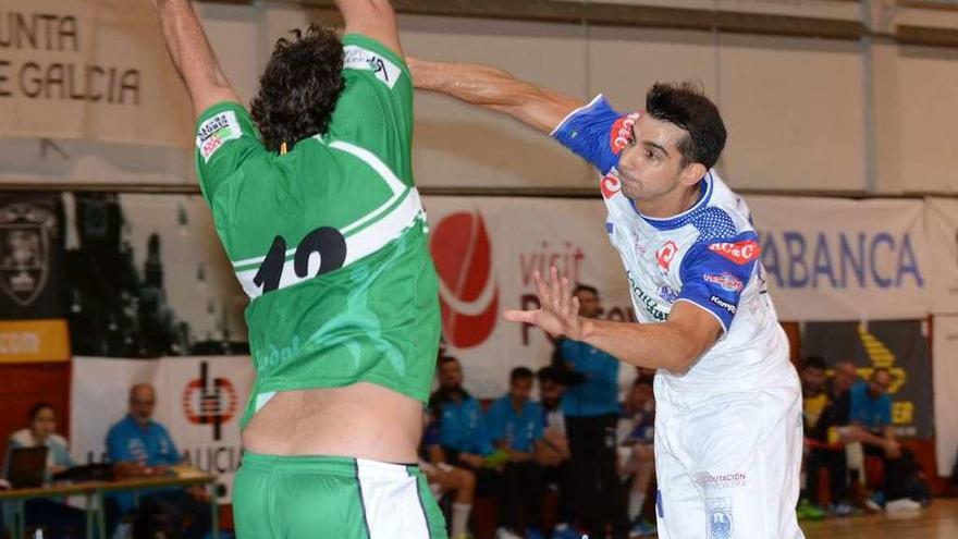 David Chapela lanza a portería durante un partido de liga en el CGTD. // Rafa Vázquez