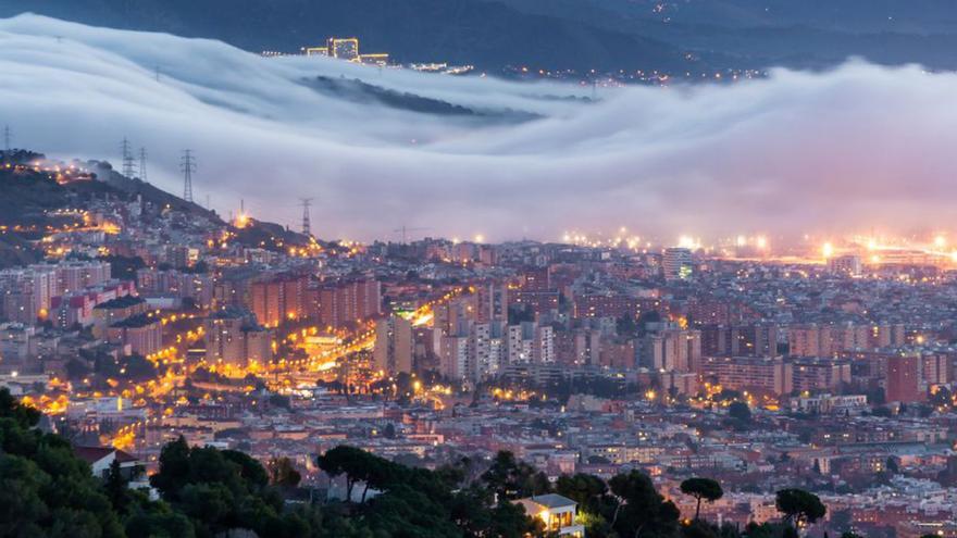 Imatge d’una cascada de boira, ahir al matí a la zona nord de Barcelona, captada des de l’Observatori Fabra. | ALFONS PUERTAS