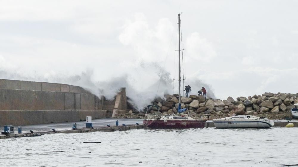 Una ola golpea a turistas que hacían fotos del temporal en Calp