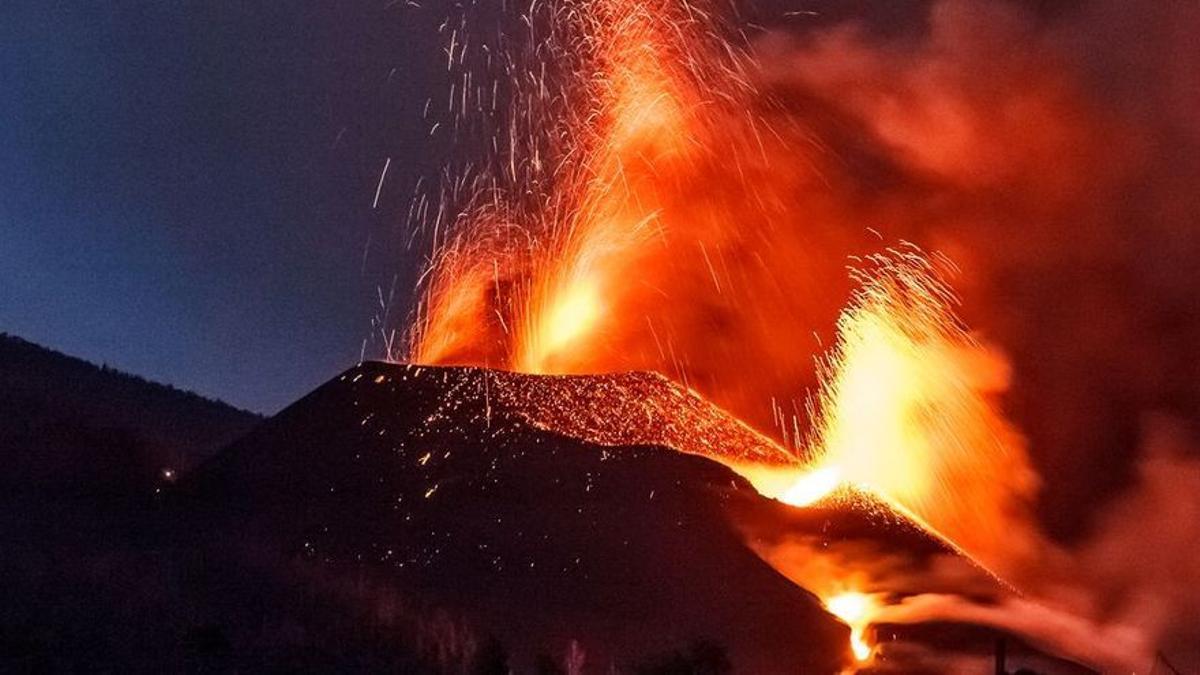 La erupción del volcán de La Palma, vista desde Tajuya.