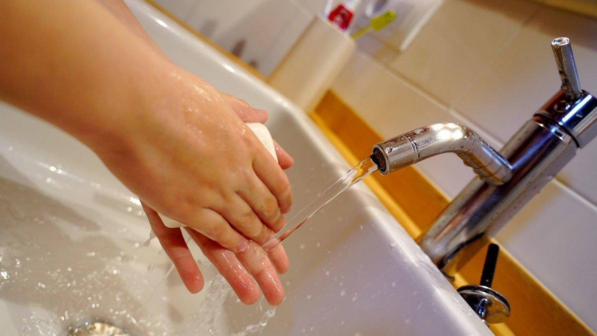 Un niño se lava las manos en su casa