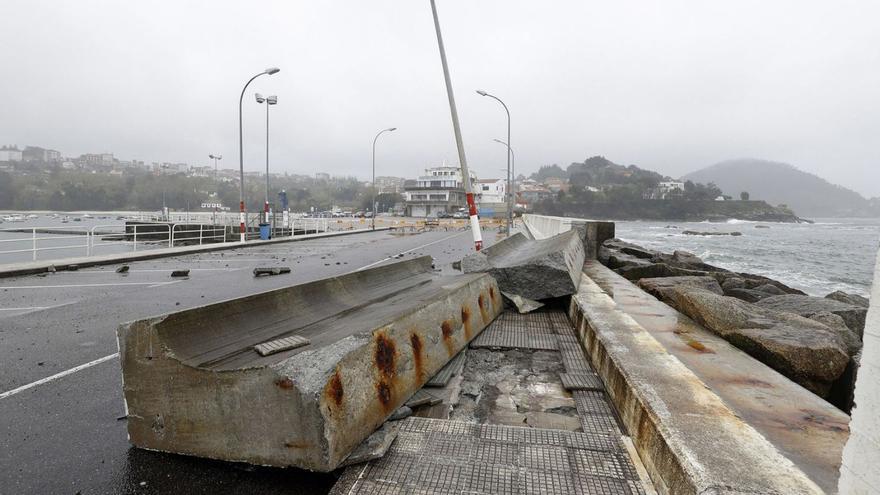 El fuerte oleaje derriba un muro de protección del puerto de Aguete