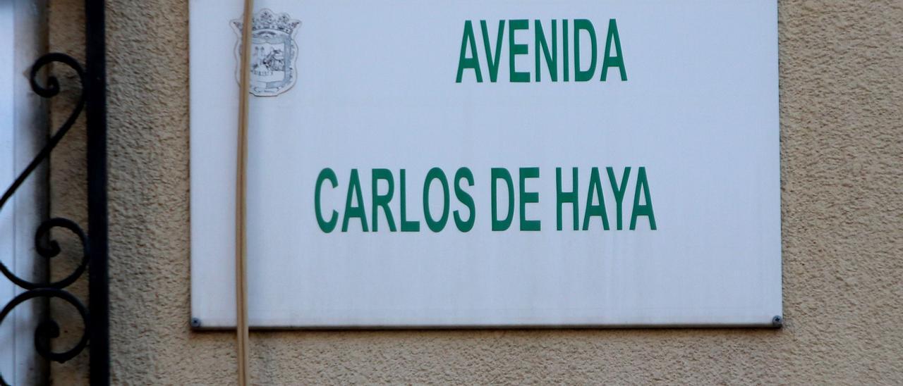 Placa de la avenida Carlos de Haya