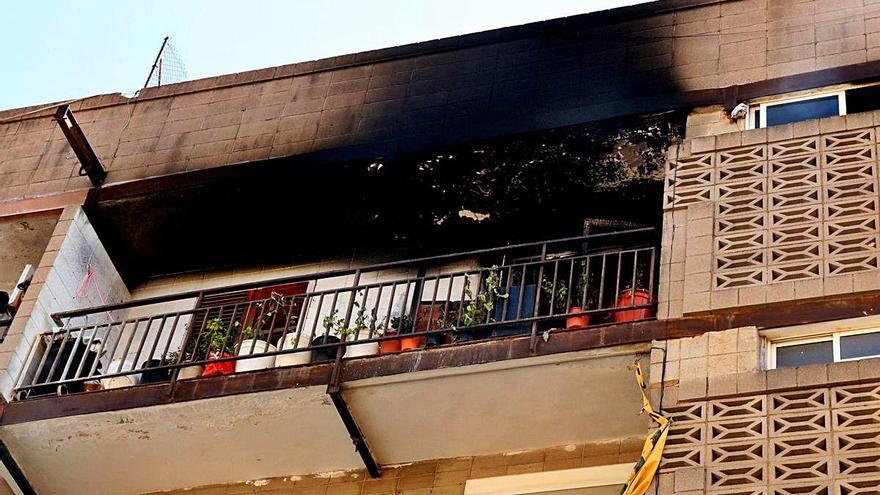 Detall del balcó del Vendrell on hi ha hagut l&#039;incendi