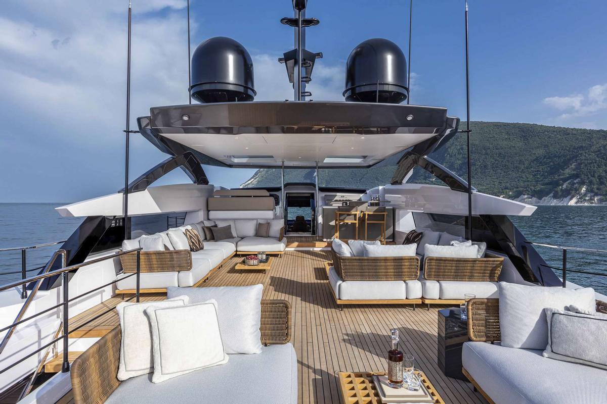 Imágenes de un yate de lujo Saetta 106 construído por Custom Line