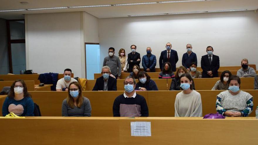 Foto de familia de los doce estudiantes con
los responsables de la universidad y Down Vigo.