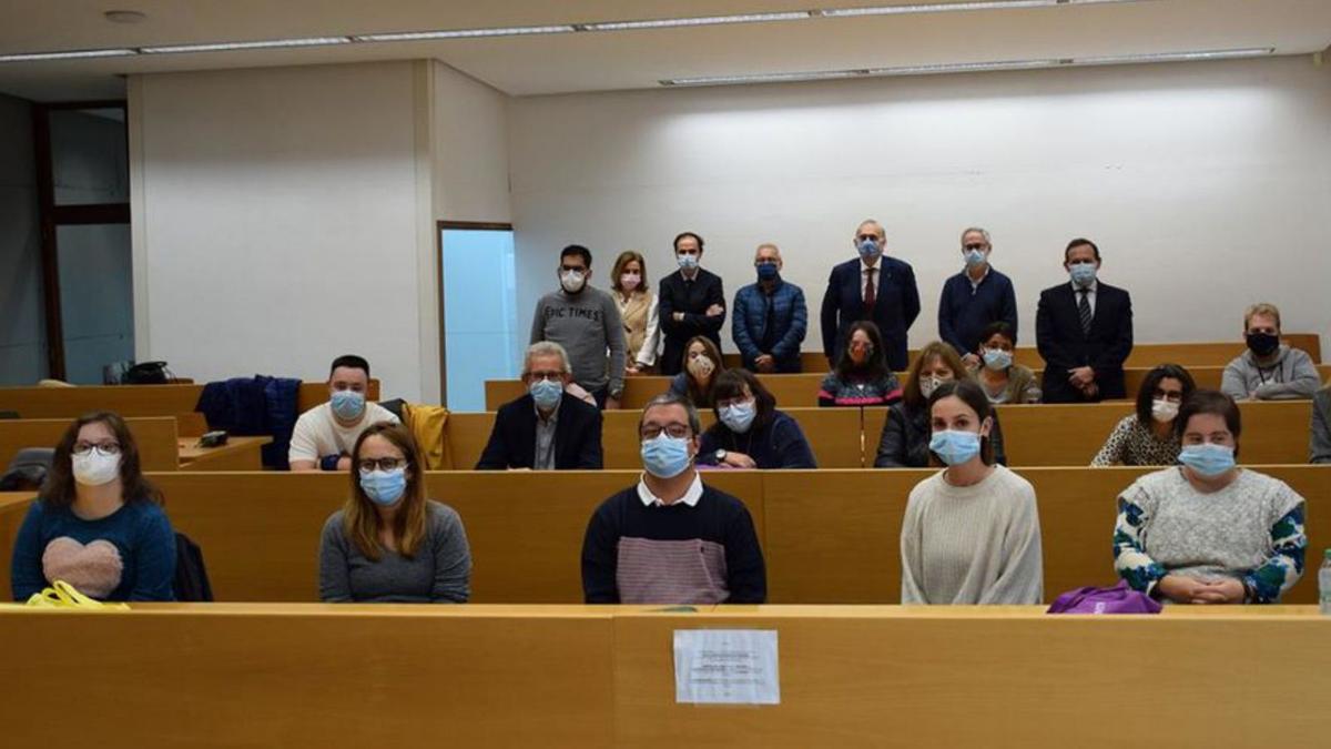 Foto de familia de los doce estudiantes con 
los responsables de la universidad y Down Vigo.