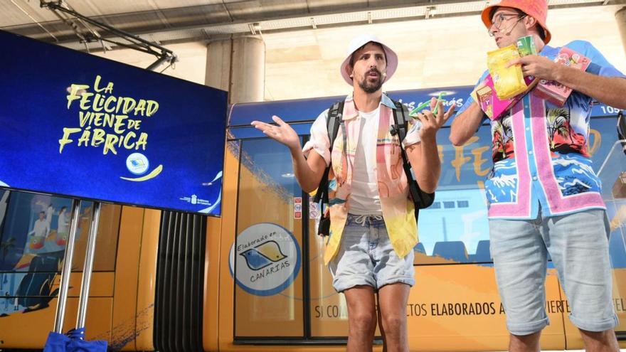 Un momento de la presentación de l nueva campaña de ‘Elaborado en Canarias’ con el sketch de los turistas con productos de las Islas a manos llenas. | | EFE