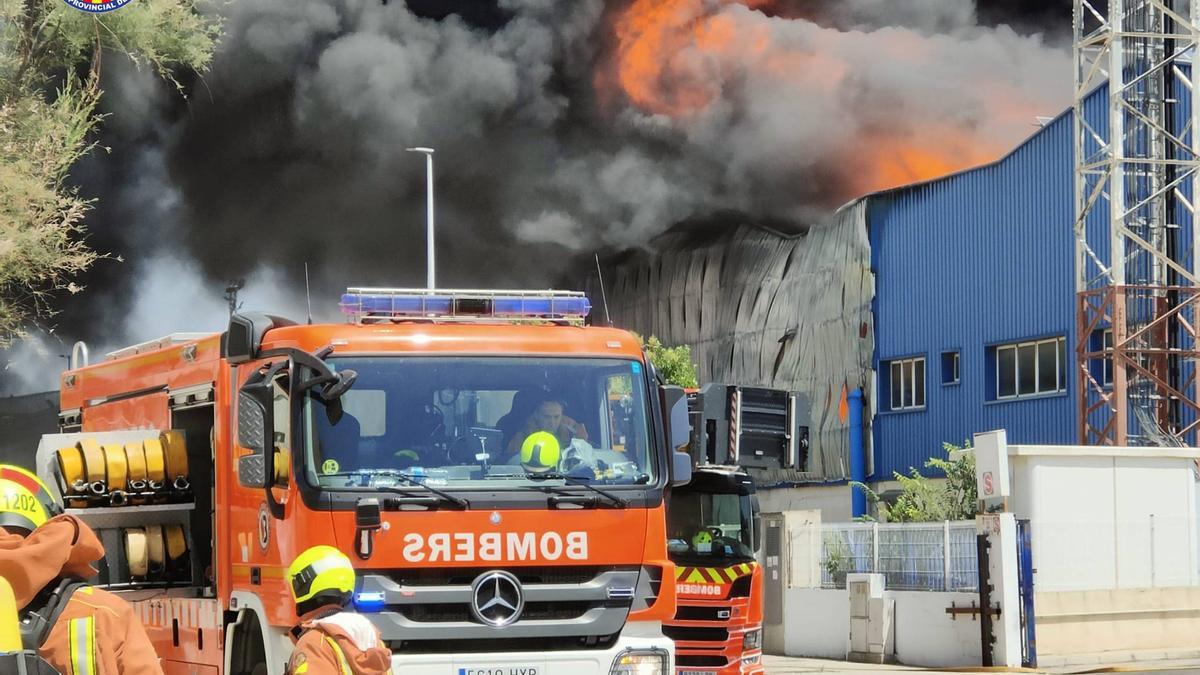Imágenes del incendio de afecta a una nave industrial en un polígono de Riba-roja