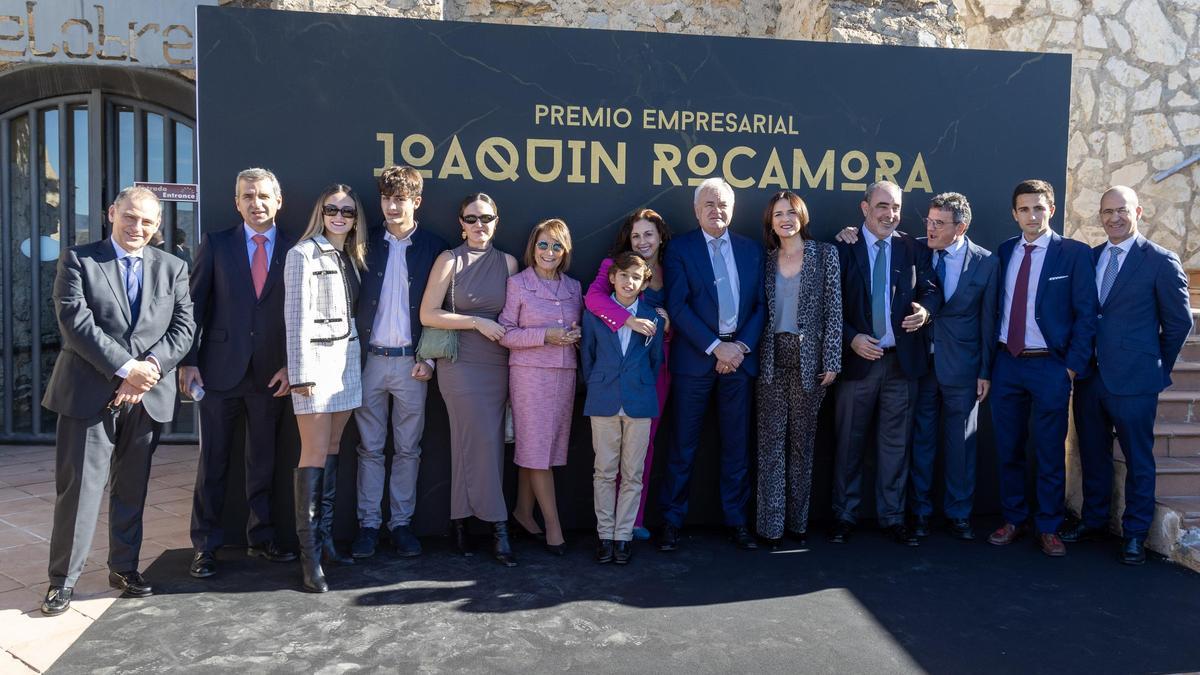 Las familias de Joaquín Rocamora y José Juan Fornés posan juntas en el acto de entrega del premio