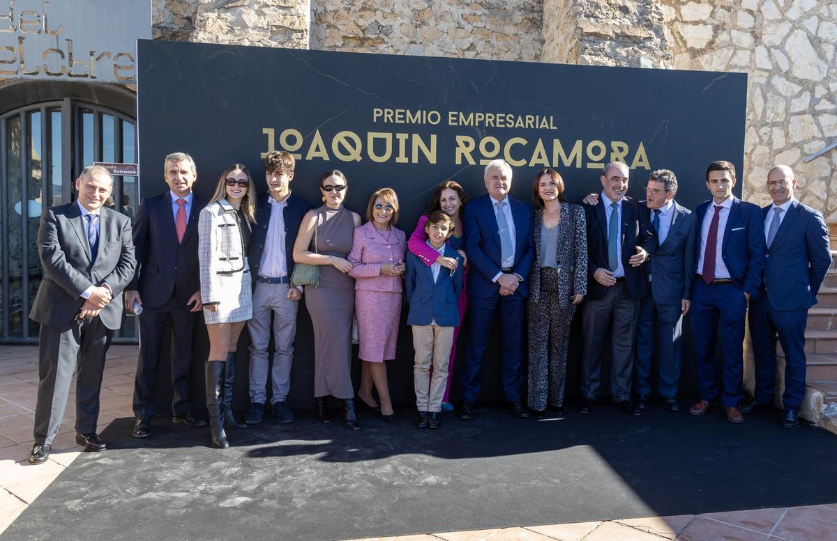 Las familias de Joaquín Rocamora y José Juan Fornés posan juntas en el acto de entrega del premio