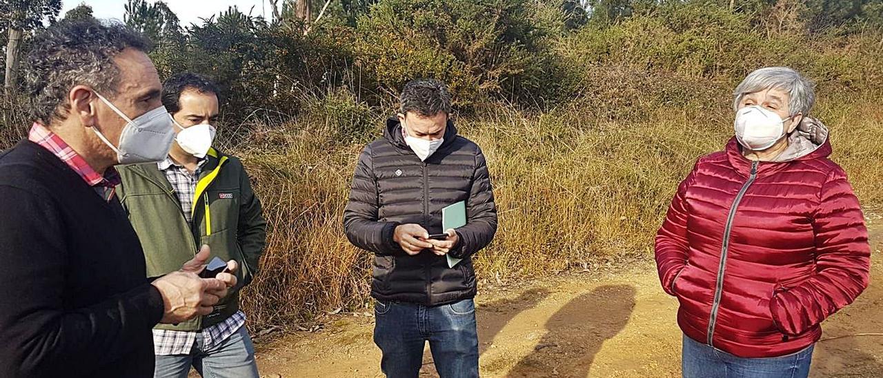 Juan Cañal, Jairo Palacios, Tomás González e Isabel Calleja, en la zona de El Mosquil, en Nava. | P. Fernández