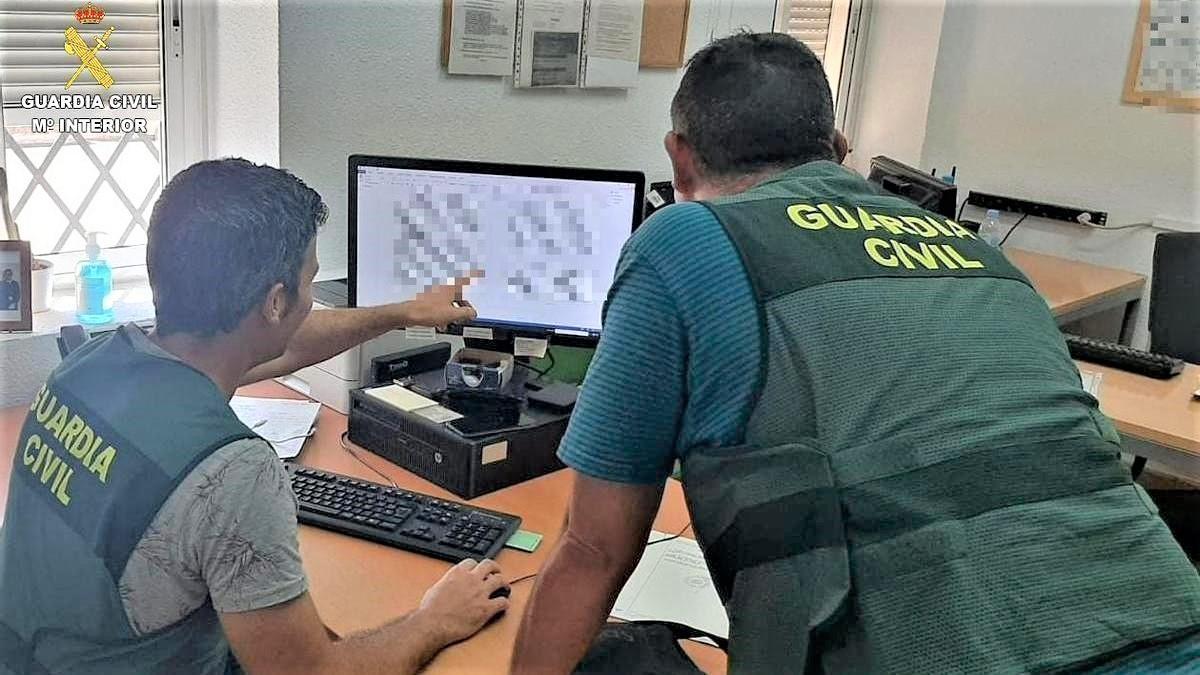 Investigadores de la Guardia Civil.