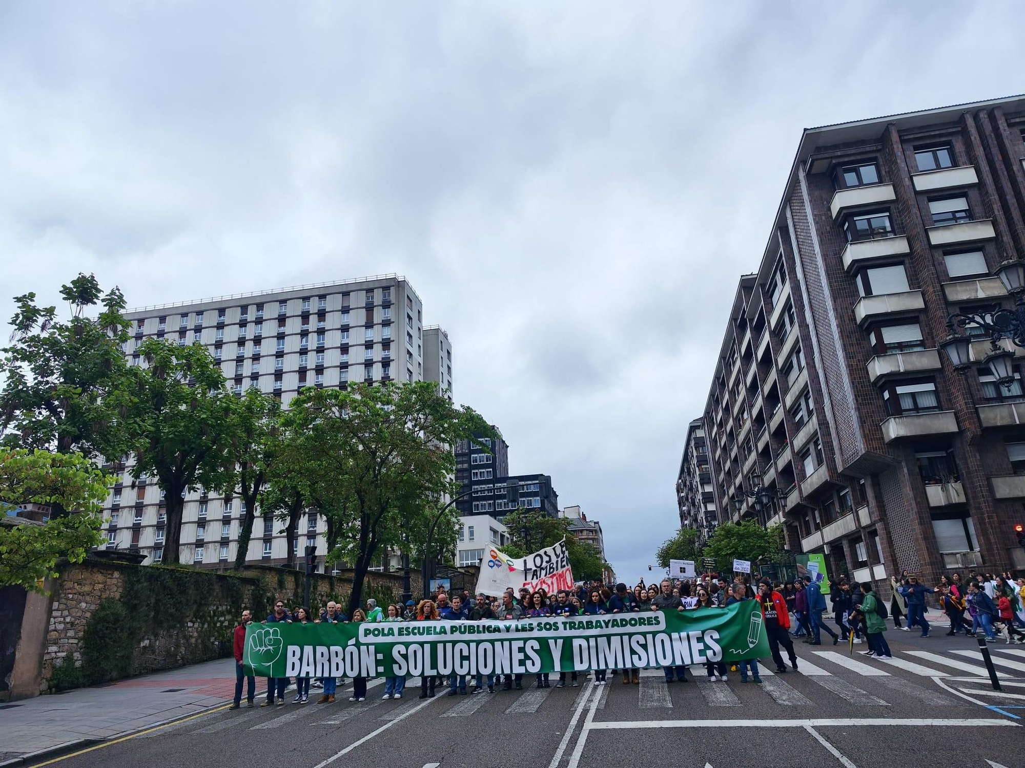 EN IMÁGENES: una gran columna de profesores ataviesa Oviedo para pedir soluciones tras la dimisión de Lydia Espina