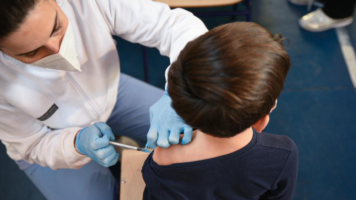 Un niño recibe la vacuna contra el covid-19.