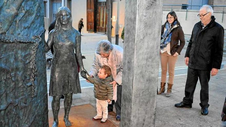 L&#039;escultura, obra de l&#039;artista Ramon Oms, crida l&#039;atenció de tothom qui hi passa a prop