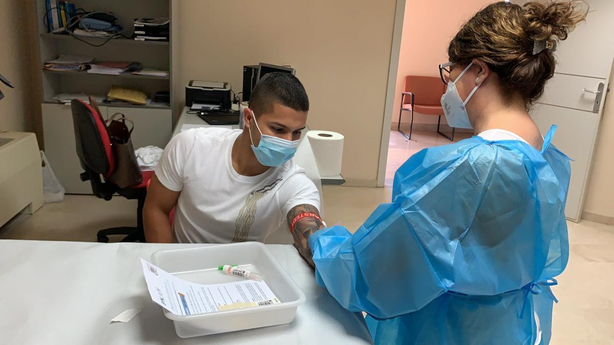 Cucho HernÃ¡ndez es sometido al test del coronavirus.