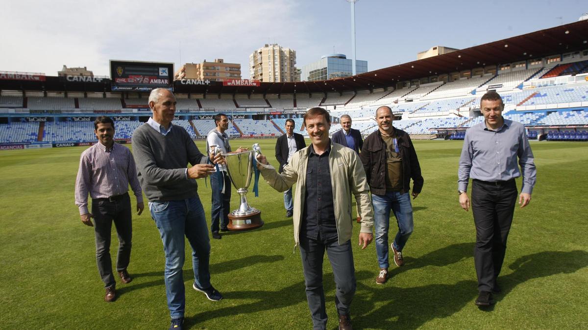 Loreto, Cedrún, Poyet, Aragón, Óscar, Belsué, Solana y Aguado, con la Recopa de Europa en La Romareda.