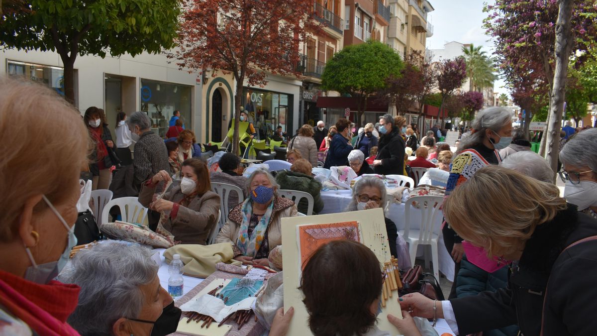 Encuentro nacional de encajeras de bolillos que se celebra este sábado en Puente Genil.