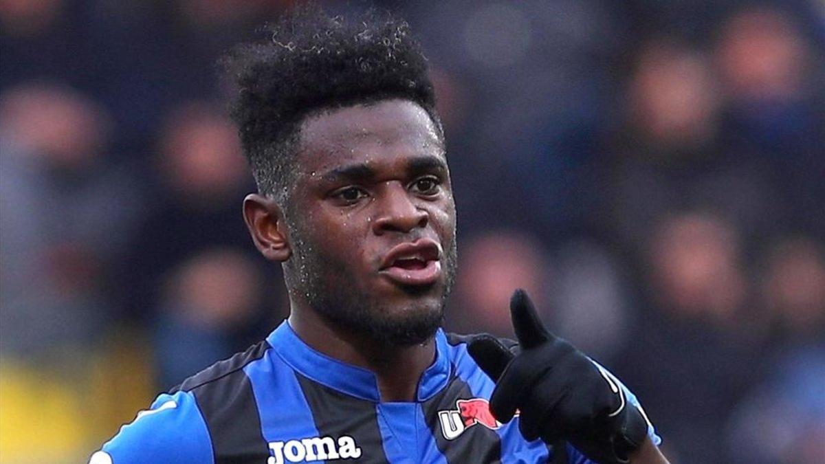 Duvan Zapata en un partido de la Serie A