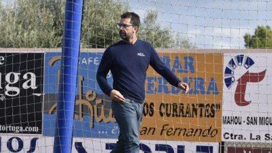 Tito García Sanjuán abandona el banquillo muy enfadado con el árbitro del partido. A la derecha, Raúl Garrido dando instrucciones a sus jugadores.