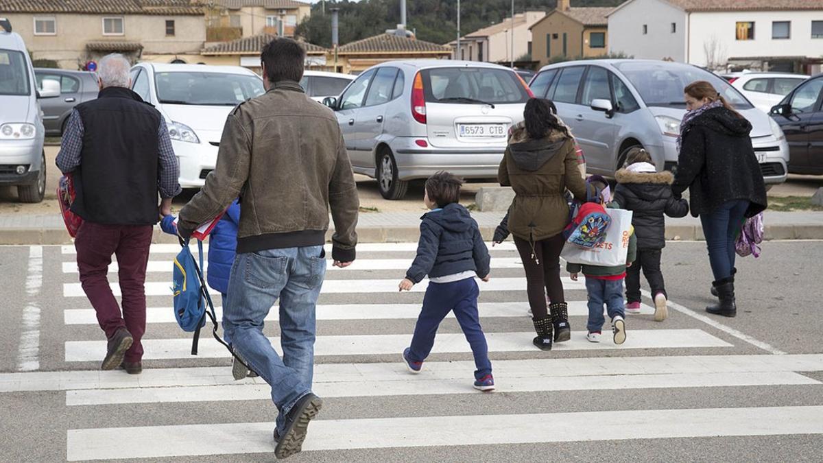 Varios padres llevan a sus hijos al colegio, en Vallobrera (Baix Empordà)