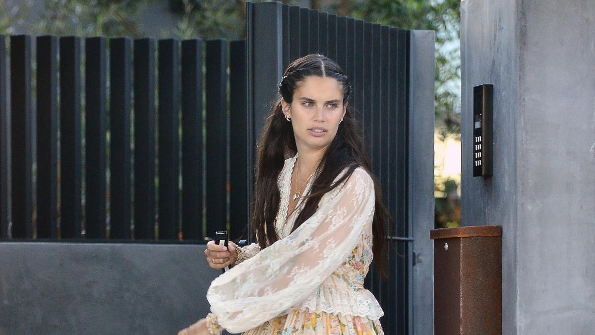 Sara Sampaio con vestido estampado y zapatillas blancas