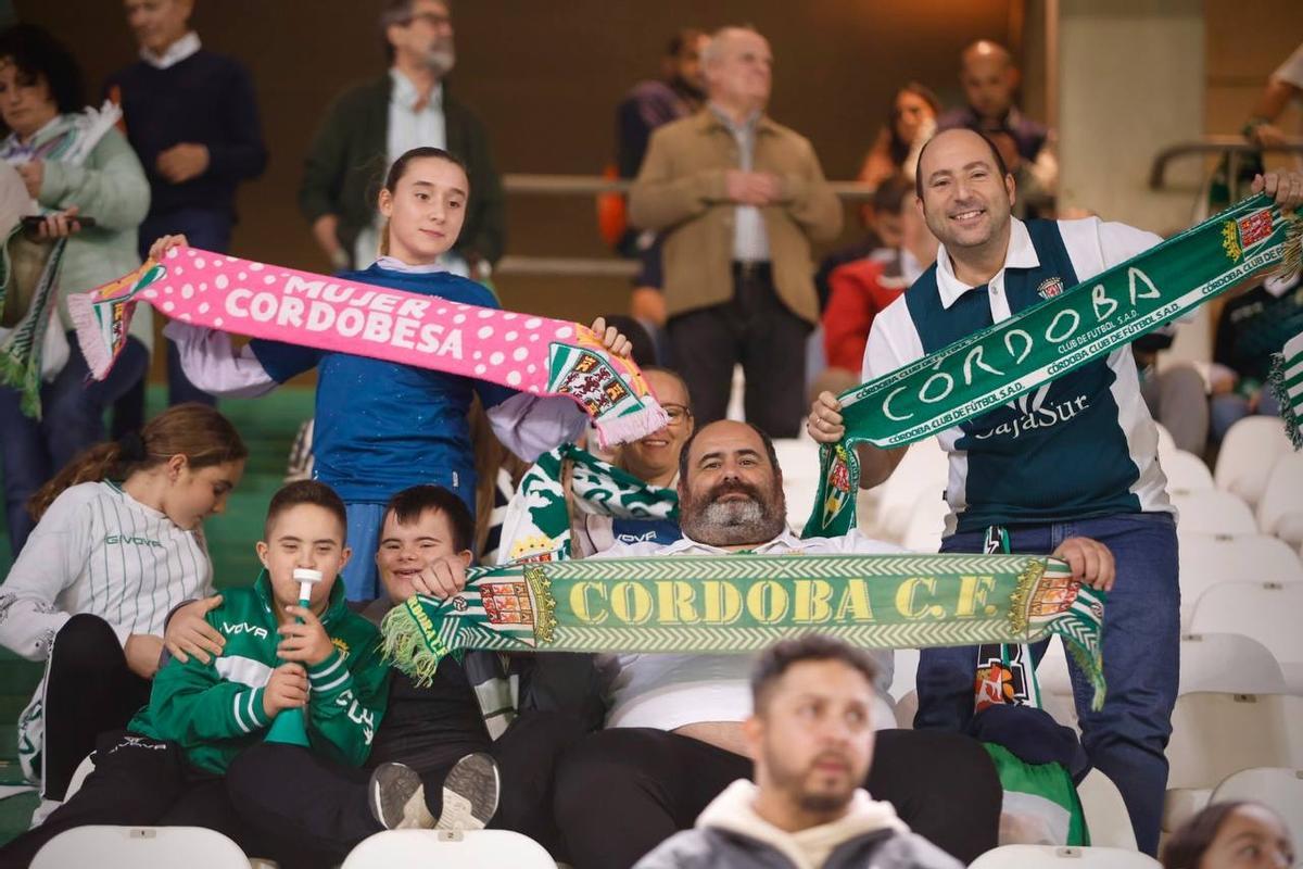 Córdoba CF-Cartagena | Las imágenes de la afición blanquiverde en El Arcángel