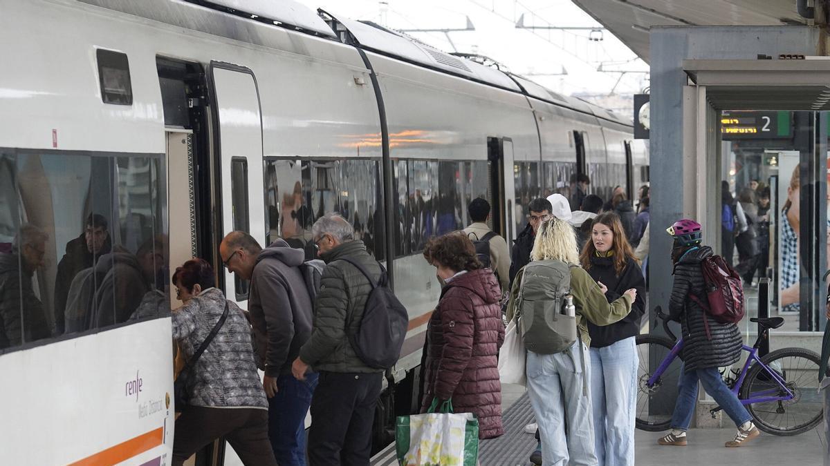 Vídeo | Una incidència a Figueres atura dues hores els trens de Rodalies cap a Barcelona