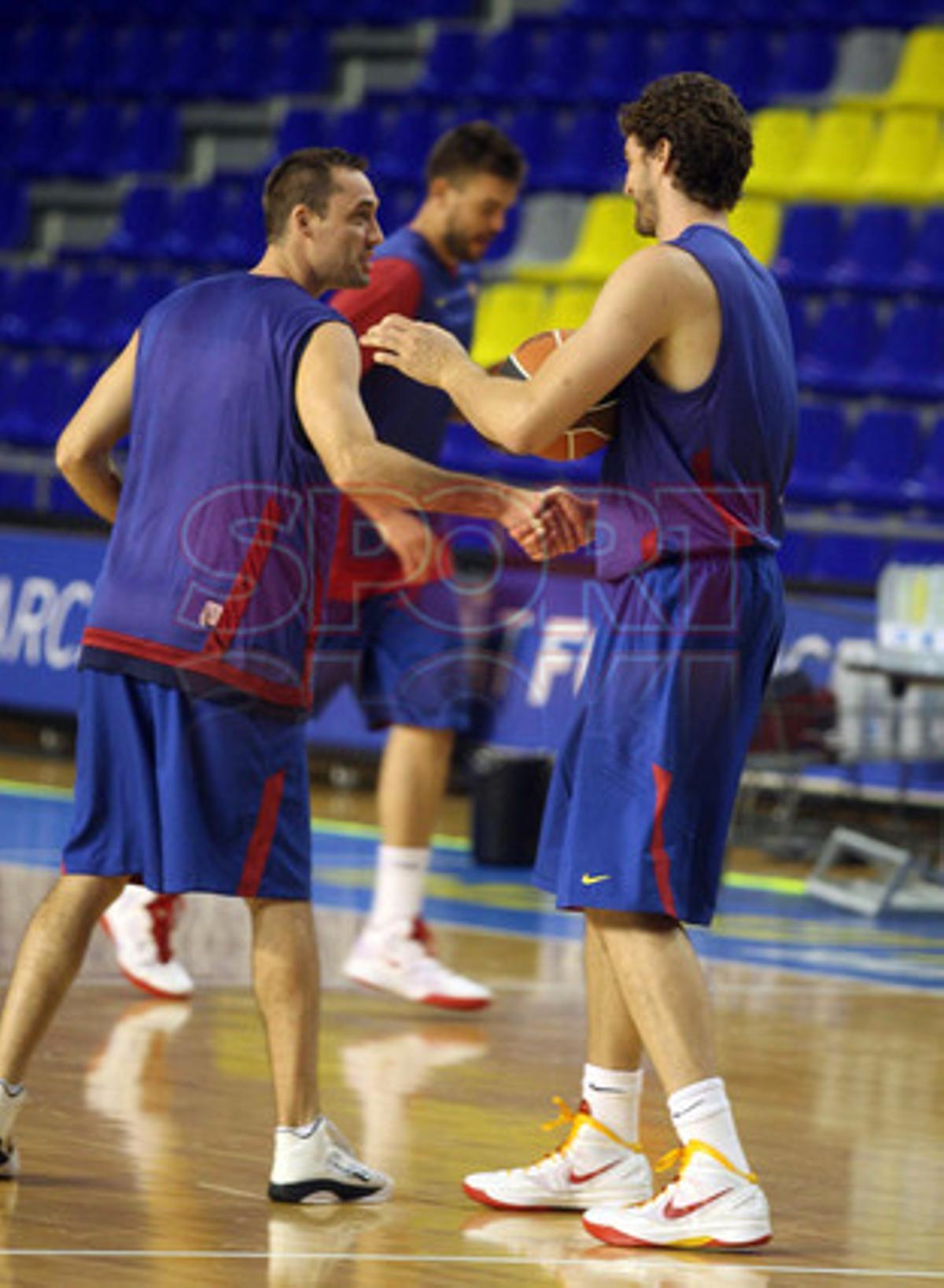 Pau y Marc Gasol, entrenan con el Barça Regal