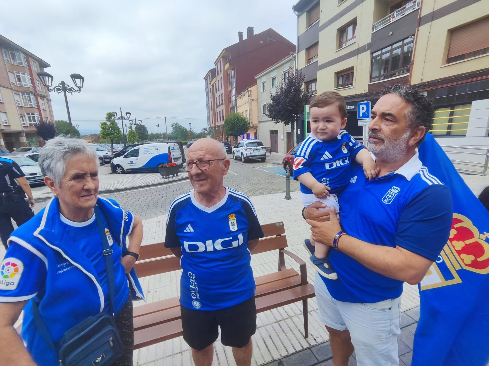 Ofrenda azul en Lugo de Llanera: los oviedistas agradecen a Santa María el ascenso a Primera