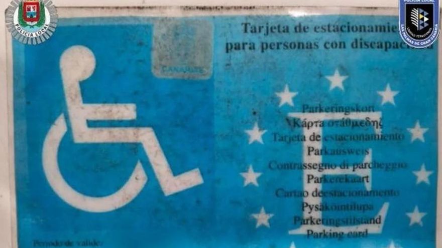 Una mujer usa la tarjeta de movilidad reducida de su marido para aparcar en La Feria