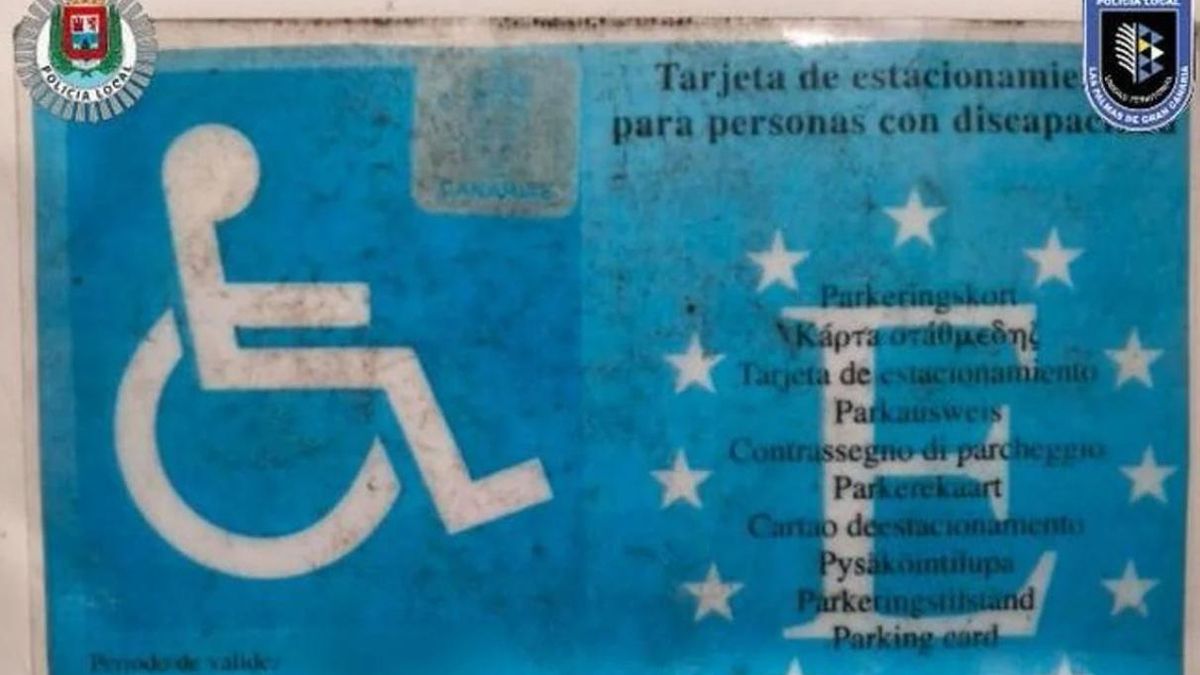 Una mujer usa la tarjeta de movilidad reducida de su marido para aparcar en La Feria