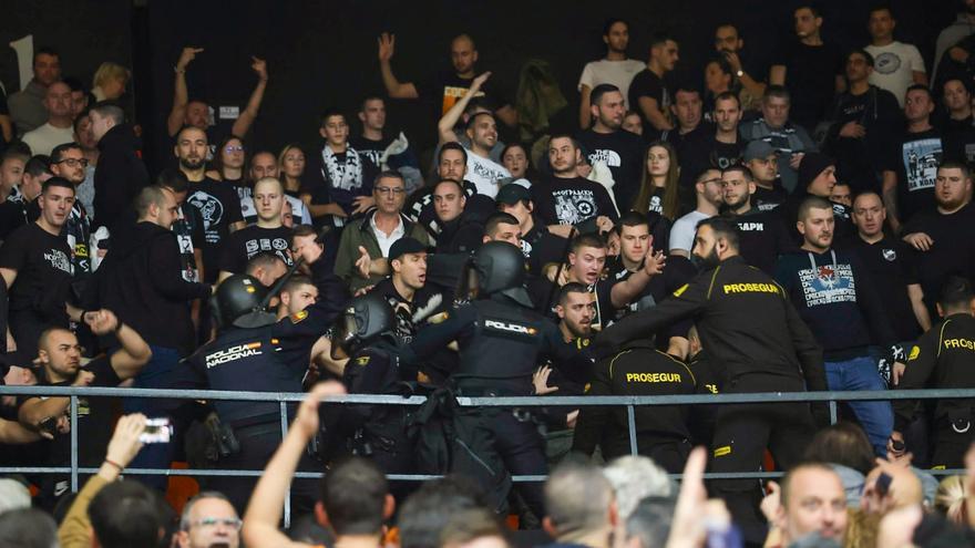 Cargas policiales en La Fonteta contra los ultras del Partizan