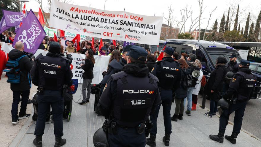 Las imágenes de la concentración contra el reconocimiento a Ayuso en la Universidad Complutense