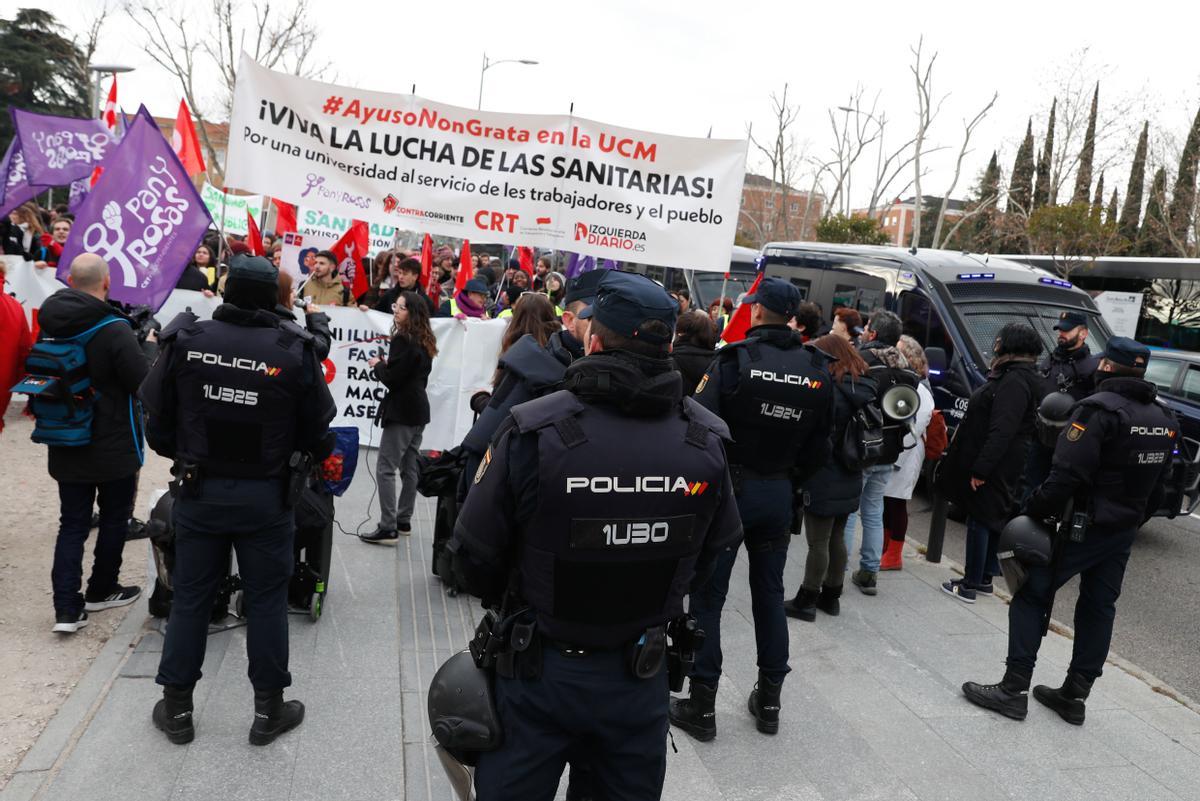 MADRID, 24/01/2023.- Policías ante la protestas de sanitarios y estudiantes delante de la facultad de Ciencias de la Información de Universidad Complutense (UCM), donde la presidenta de la Comunidad de Madrid, Isabel Díaz Ayuso, que cursó allí su carrera de periodismo, recibe este martes un reconocimiento como alumna ilustre, un homenaje que se produce entre medidas de seguridad ante el rechazo que ha despertado que le otorguen este premio. EFE/ Eduardo Oyana