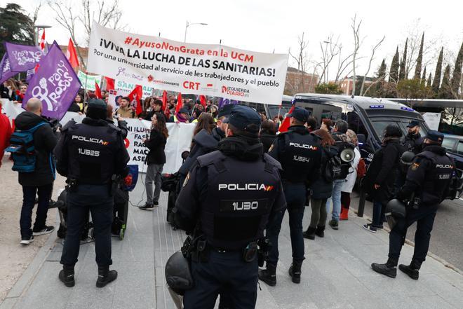 Las imágenes de la concentración contra el reconocimiento a Ayuso en la Universidad Complutense