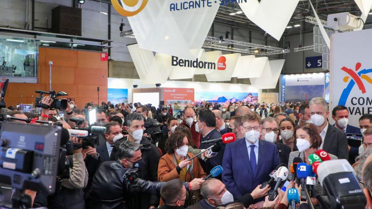 El presidente de la Generalitat, Ximo Puig, atiende a los medios en Fitur. | PAU LLORCA