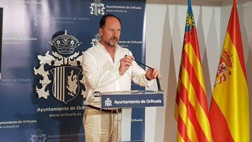 El alcalde de Orihuela, Emilio Bascuñana, ayer en la sala de prensa para dar explicaciones.