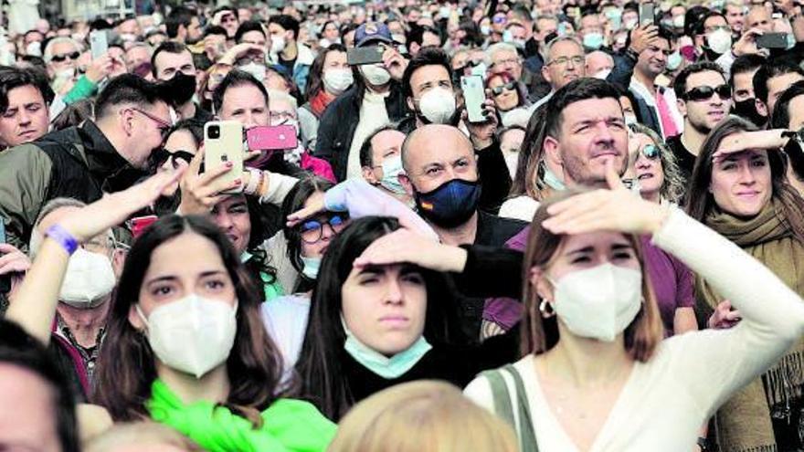 Personas con y sin mascarilla, ayer en la ‘mascletá’ de Valencia. |   // ANA ESCOBAR