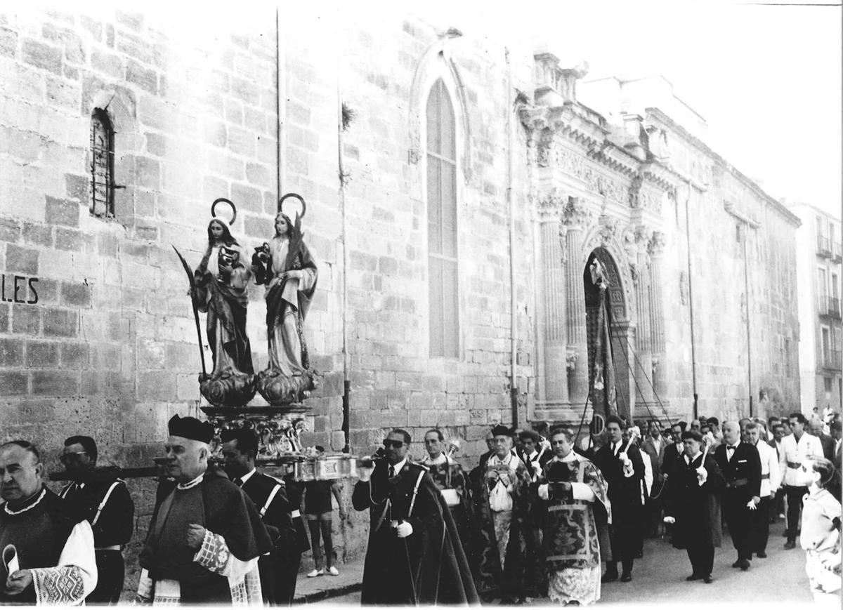 Imágenes de Santa Justa y Rufina en procesión a su paso por la Santa Iglesia Catedral del Salvador de Orihuela