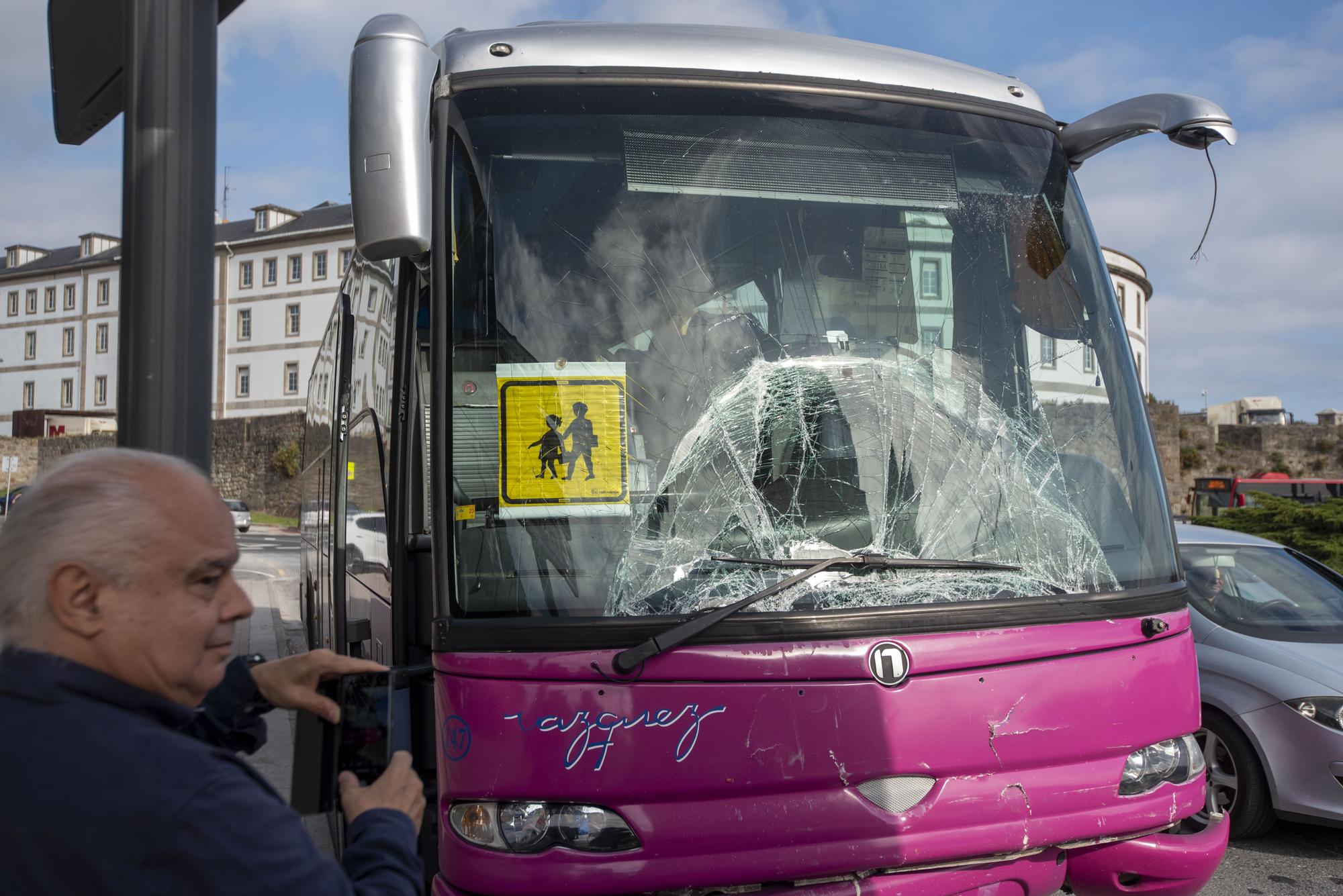 Doce niños heridos leves tras un accidente entre dos buses escolares en A Coruña