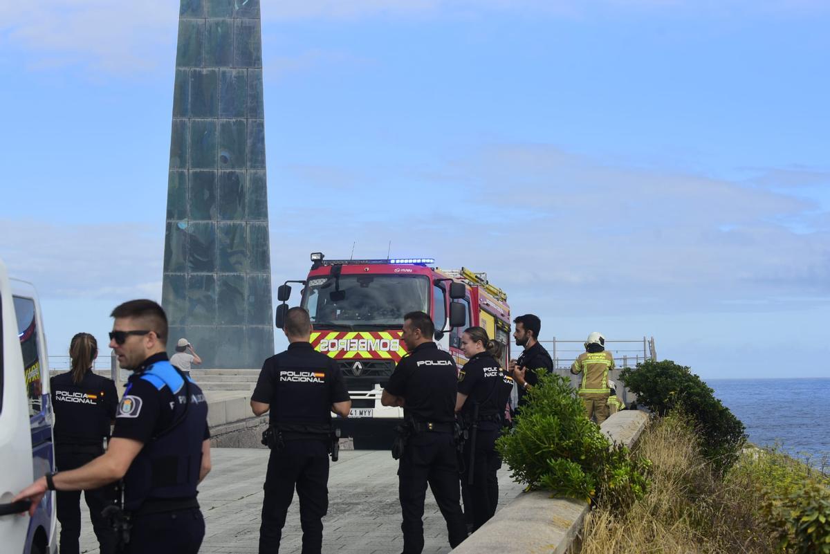 Incendio en los bajos del Obelisco Millenium, en A Coruña